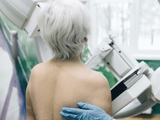 Frau bei einer Mammographieuntersuchung