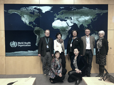 Teilnehmer*innen des bilateralen Treffens in Genf vor einem Weltkarte