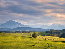 Landschaft mit Feldern, Wiesen, Bergen