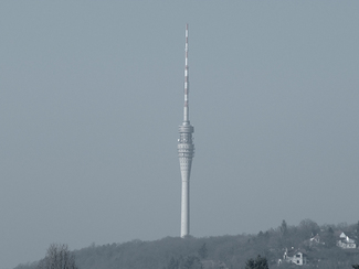 Ein Funkturm steht in einer verschneiten Landschaft.