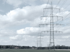 Stromtrasse auf einem Feld