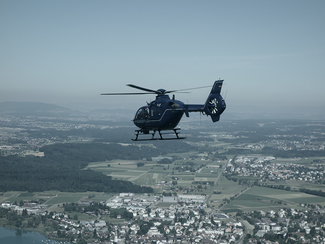 Hubschrauber der Bundespolizei beim Überfliegen der Umgebung von Zürich (Bild anzeigen)