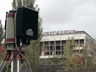 In-Situ-Gammaspektrometer vor einem verfallenen Gebäude