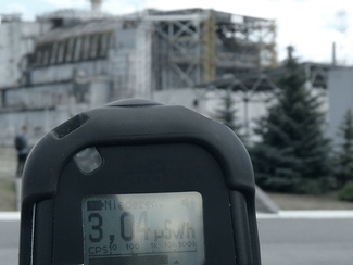 Handmessgerät zur Messung der Ortsdosisleistung vor dem Reaktor von Tschornobyl. Das Display zeigt einen Wert von 3,04 Mikrosievert pro Stunde.