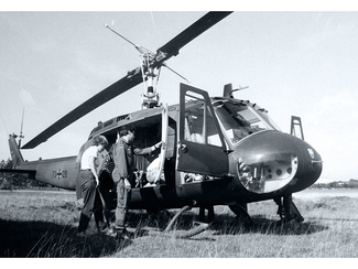 Zwei Personen steigen in einen Bundeswehr-Hubschrauber