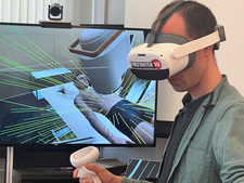 Mann beim Testen der VR-Anwendung