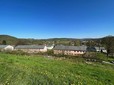 Aussicht von einer rekultivierten Bergehalde aus dem Uranerzbergbau auf in der Nähe gelegene Wohngebiete.