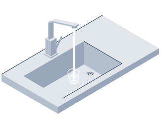 Wasser läuft aus einem Wasserhahn in ein Wasserglas