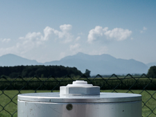 Die UV-Messstation vor dem Bergpanorama der Alpen