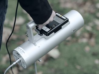 One-hand portable probe for mobile measurements
